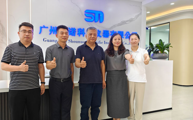 Mr. Wu from Guangzhou Sonua took a group photo with President Zhang and his delegation