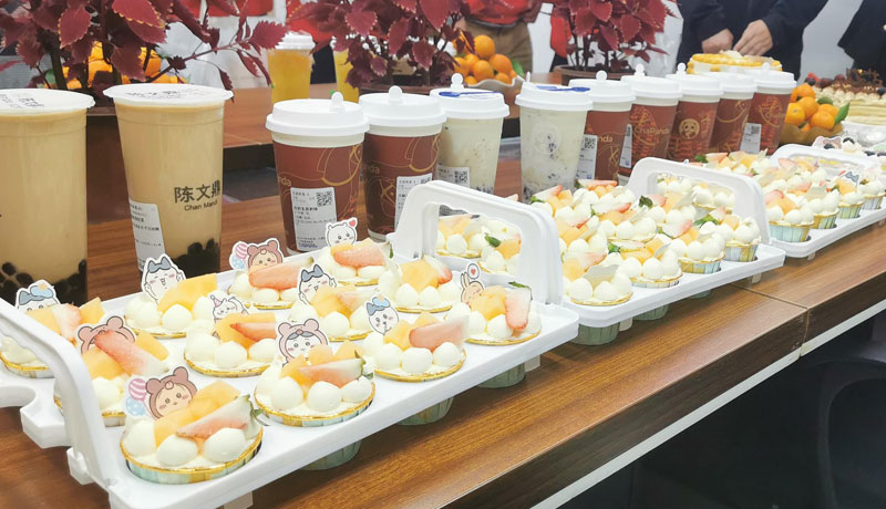 生日蛋糕、奶茶以及水果拼盘