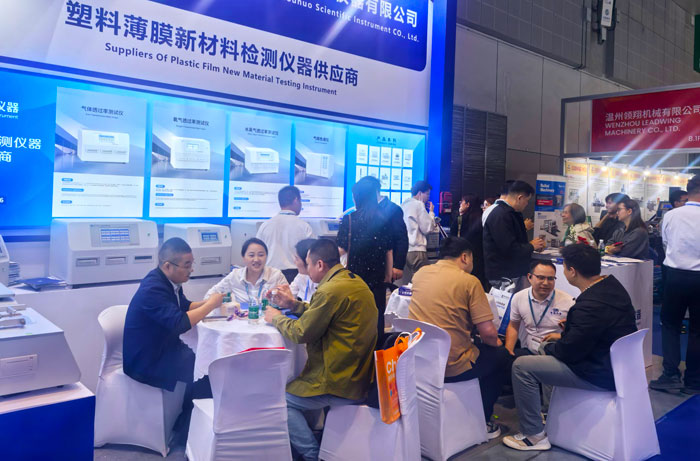 ShouNuo exhibition team providing one-on-one consultation services