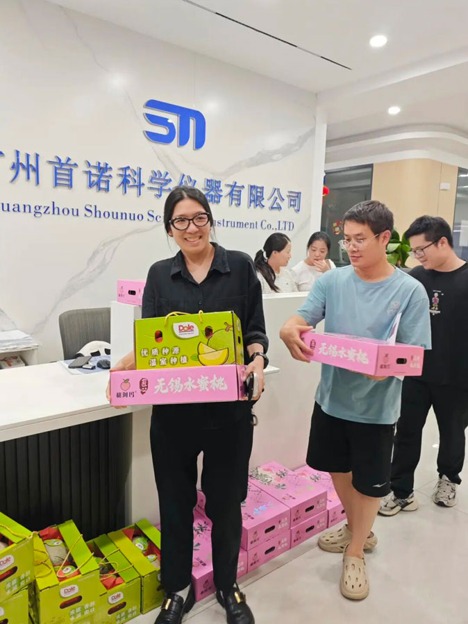 Shounuo employees receiving their Dragon Boat Festival gifts